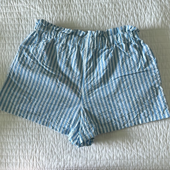 Coastal Shorts with Drawstring - Picture 5 of 5